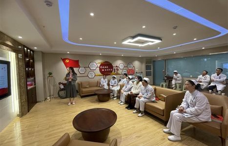 蚌埠三院门诊晓燕支部开展“党建引领、提升服务”微党课分享交流会