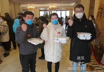 【抗击疫情武汉前线手记】 剪短长发 准备战斗