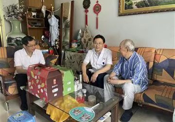 庆“七一” | 深化落实“进门入户暖心”——蚌埠三院党委走访慰问老英雄和老党员代表
