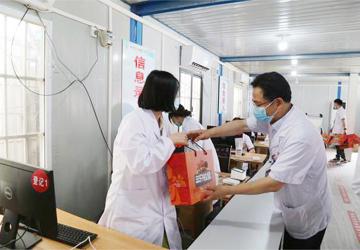 院领导慰问新冠疫苗接种点一线工作人员