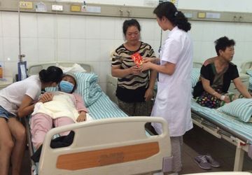 血液科为白血病女孩捐款