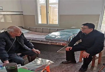 节前走访慰问 情暖离退休老同志