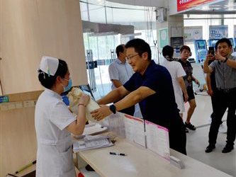 高温送清凉，防暑保安康—市卫健委领导到蚌埠市中心医院开展防暑降温慰问活动