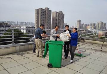 后勤支部党员带头清扫门诊楼顶