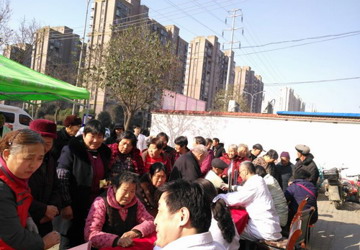 我院专家深入社区义诊