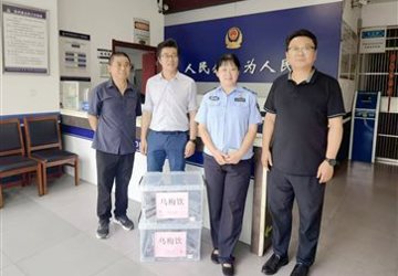蚌埠市中心医院为一线民警送清凉