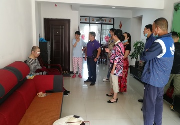 行政第二党支部慰问因病致生活困难职工