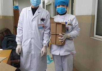 皮肤科为抗疫一线医护人员送修复型护肤品