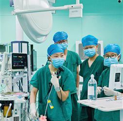 惊险一刻！医生从十岁儿童气道中取出锐利塑料碎片