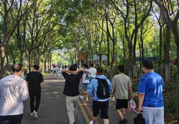 “挑战自我，勇攀高峰”——蚌埠三院行政五支部开展登山活动