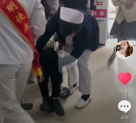 【不忘初心 牢记使命】年轻女性突发晕厥 晓燕工作室导医急救
