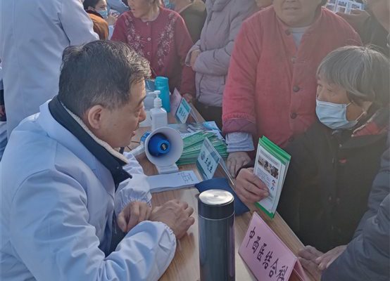 “关注健康、康复同行”—— 蚌埠三院开展党员下基层健康义诊活动