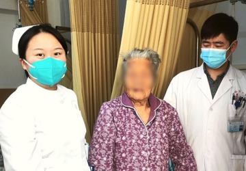 跨越27年的信任——蚌埠市中心医院骨科为90岁老人实施全髋关节翻修术