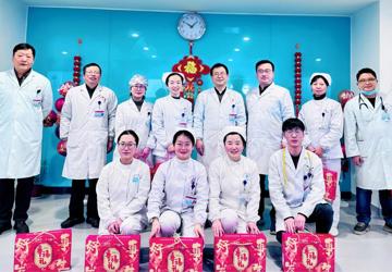 蚌埠市副市长乌兰其其格一行走访慰问蚌埠市中心医院春节在岗职工
