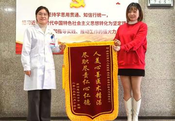 “我是医生，让我来！”疾驰列车上，她用实际行动诠释医者仁心