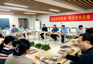 “五一”国际劳动节 | 致敬榜样力量 赓续奋斗薪火——蚌埠市中心医院开展劳模慰问及座谈活动